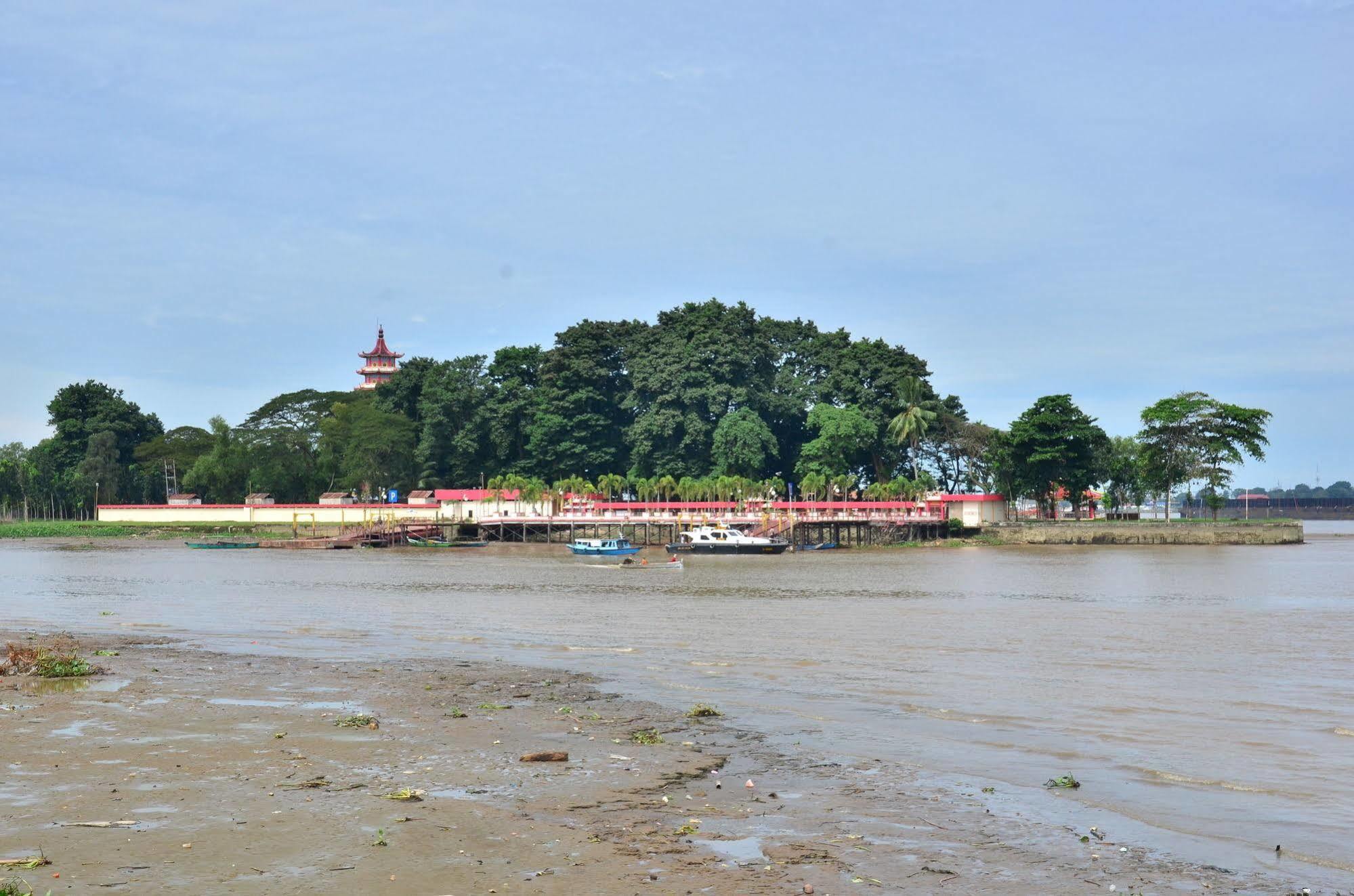 โรงแรมเอมีลา บาย อะแมสซิ่ง ปาเลมบัง ภายนอก รูปภาพ
