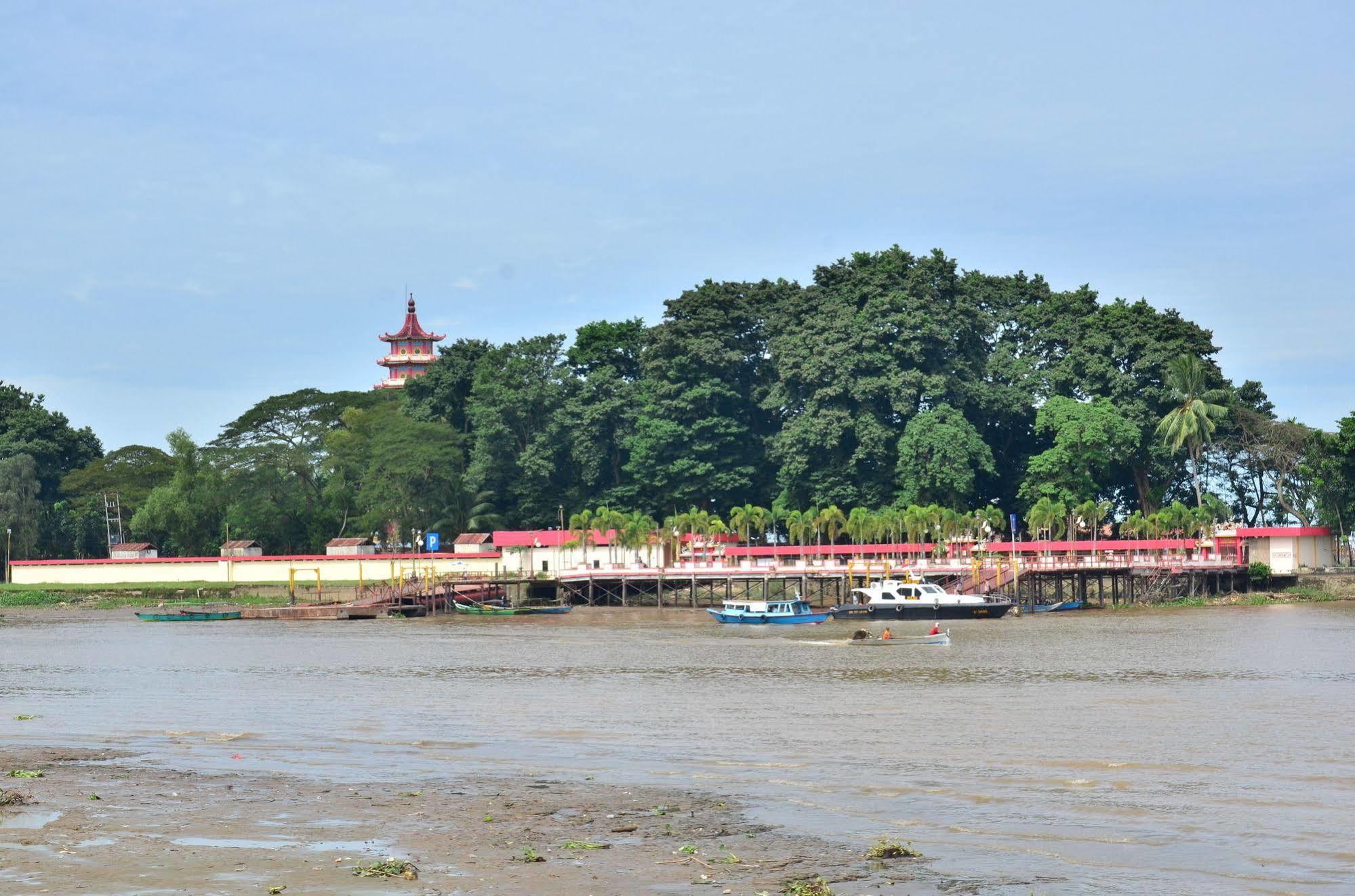 โรงแรมเอมีลา บาย อะแมสซิ่ง ปาเลมบัง ภายนอก รูปภาพ